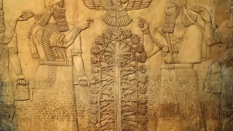 Bas-relief assyrien montrant des figures tenant des sacs à main près de l'Arbre de Vie, illustrant le lien entre ces objets et les porteurs de connaissances.