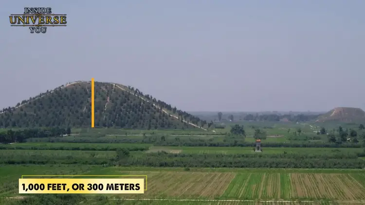 Vue aérienne des pyramides chinoises recouvertes de végétation dans la province du Shaanxi.