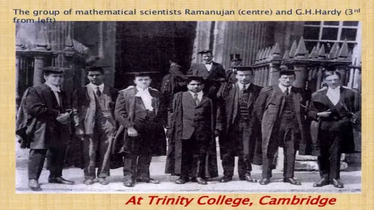 Photographie d'archives de Ramanujan entouré d'autres chercheurs à l'Université de Cambridge.