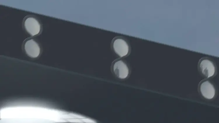 Gros plan sur les portails du vaisseau montrant des silhouettes de êtres vivants à l'intérieur.