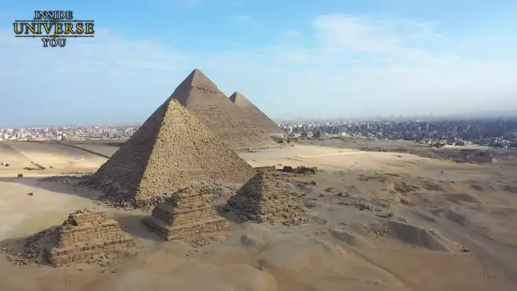 Vue aérienne panoramique des grandes pyramides de Gizeh sur le plateau égyptien.