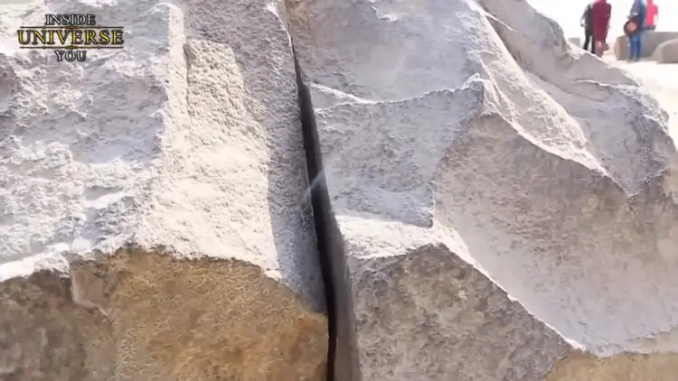 Gros plan sur des blocs de basalte montrant des marques de coupe verticales régulières, suggérant l'utilisation de machines.