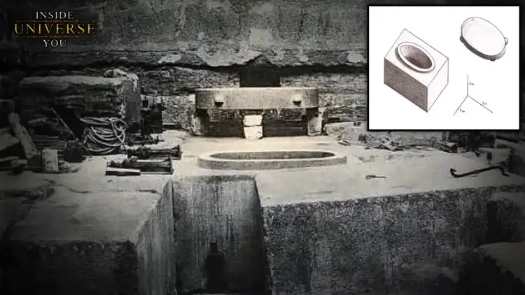 Photographie d'archive montrant une grande cuve ovale en granit rose découverte sur le site de Zaouiet el-Aryan.