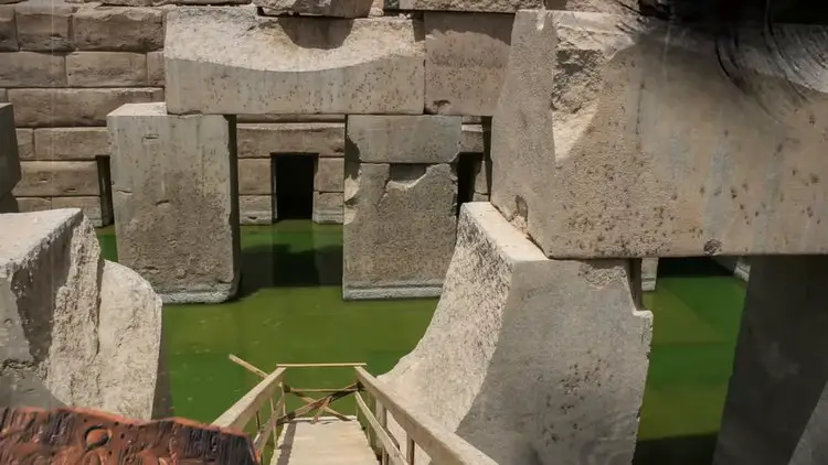 L'entrée monumentale de l'Osireion à Abydos, montrant ses blocs de granit massifs.