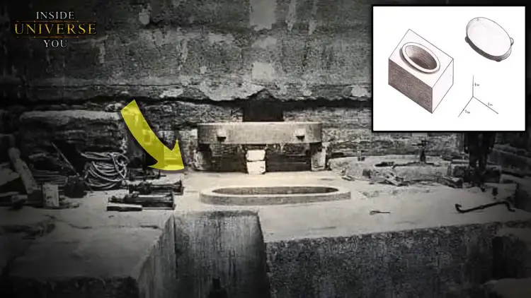 La cuve ovale massive en granit rose découverte sur le site de Zaouiet el-Aryan par Alessandro Barsanti.