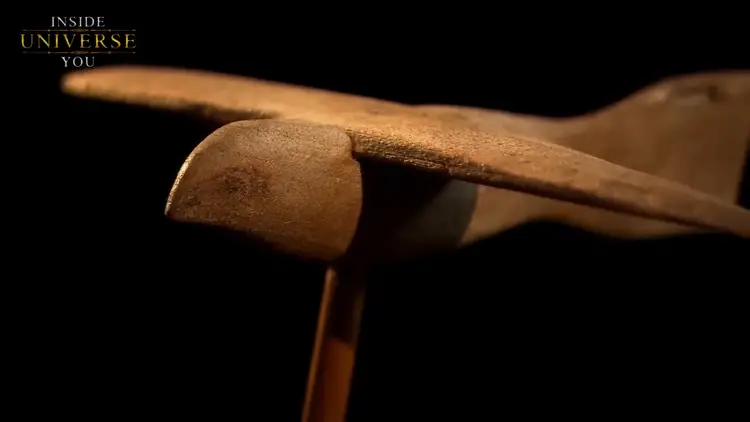 L'oiseau de Saqqarah, un artefact en bois de sycomore ressemblant à un modèle réduit d'avion ancien.