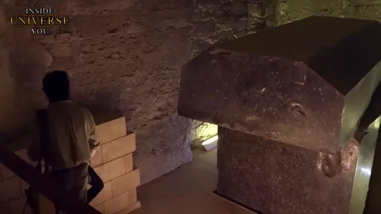 Un des massifs coffres en granit du Sérapéum de Saqqarah, pesant jusqu'à 70 tonnes et taillé avec une précision millimétrique.