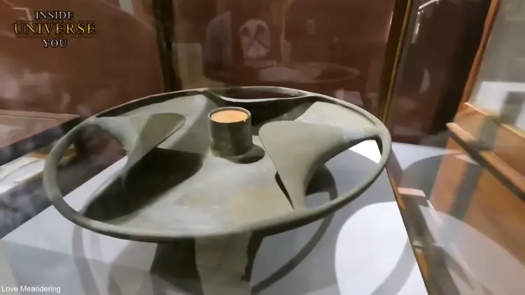 Le disque de schiste de Saqqarah, un artefact complexe en quartzite dont le design évoque une pièce mécanique.