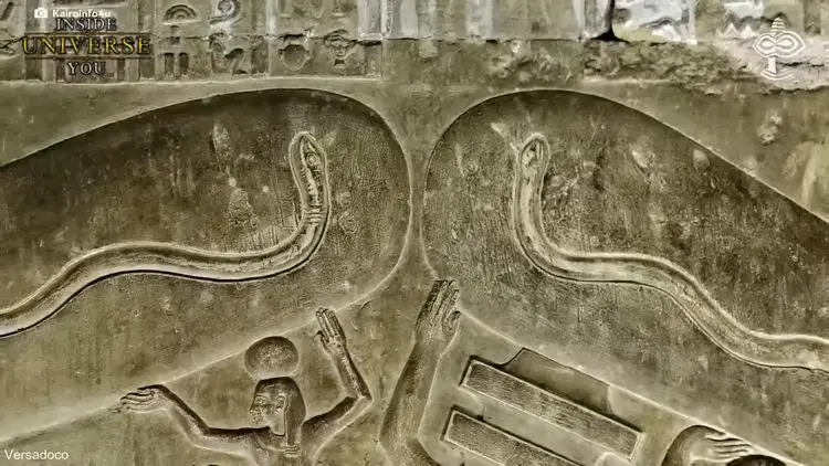 Bas-relief du temple de Dendérah représentant des objets allongés ressemblant à des ampoules électriques tenues par des prêtres.