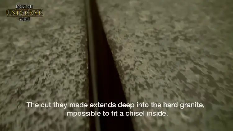 Gros plan sur une entaille profonde et étroite dans le granit, impossible à réaliser avec un simple burin.