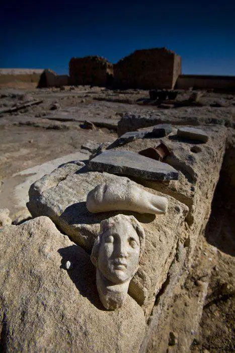 Objets archéologiques de Taposiris Magna représentant la tête de Cléopâtre