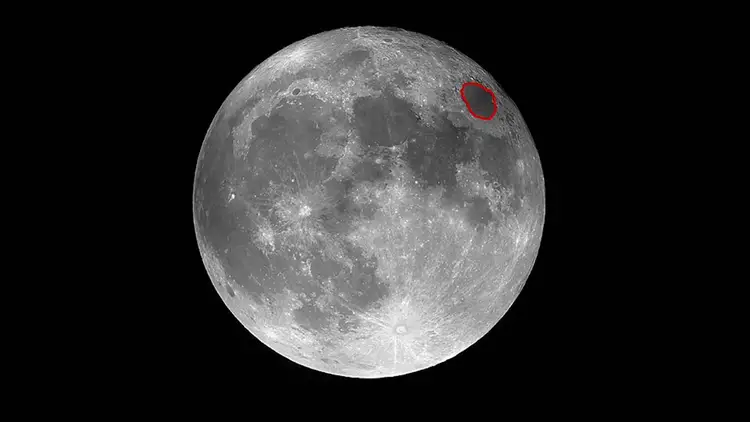 Image de la lune avec un cercle rouge mettant en évidence la zone de Mare Crisium où le pont de 12 miles a été découvert.
