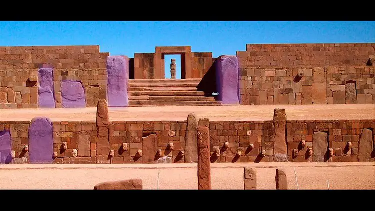 Vue du site archéologique de Kalasasaya en Bolivie, où des symboles sur les murs suggéreraient que la Lune a été mise en orbite autour de la Terre.
