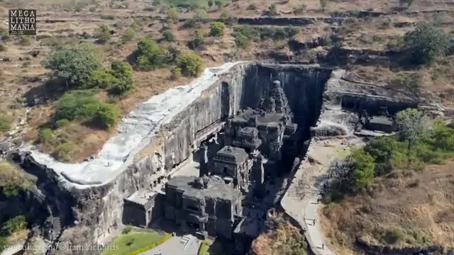 Vue aérienne impressionnante du temple de Kailasa, révélant son architecture creusée directement dans la roche.