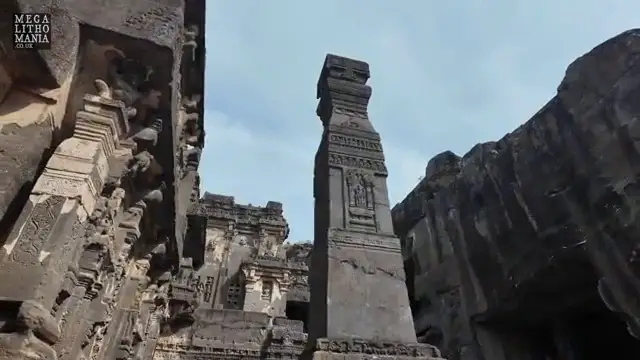 Gros plan sur l'un des obélisques monolithiques sculptés, illustrant la précision de la technique de construction.