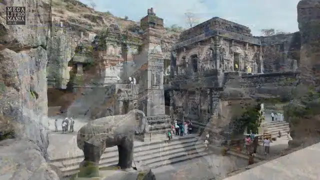 Vue au niveau du sol montrant les sculptures d'éléphants qui semblent soutenir le poids massif du temple.