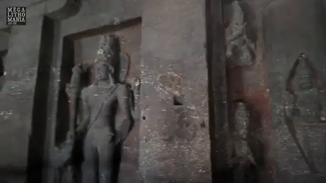 Gros plan sur les bas-reliefs des divinités, montrant les traces de plâtre ancien datant du 9ème au 11ème siècle.