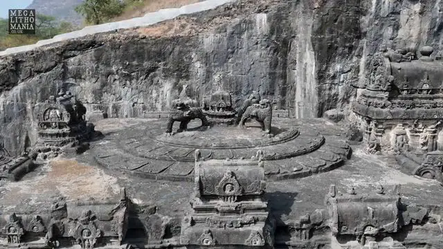 Vue plongeante sur le toit du temple principal montrant les quatre sculptures de lions mythiques taillées dans la roche massive.
