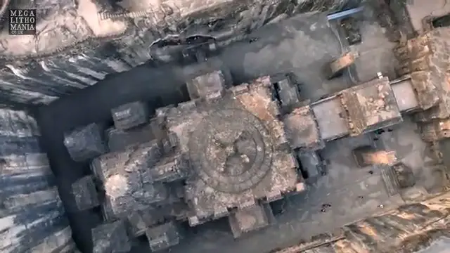 Vue aérienne spectaculaire du temple Kailasa, illustrant l'architecture complexe taillée dans un seul bloc de roche, vue du dessus.