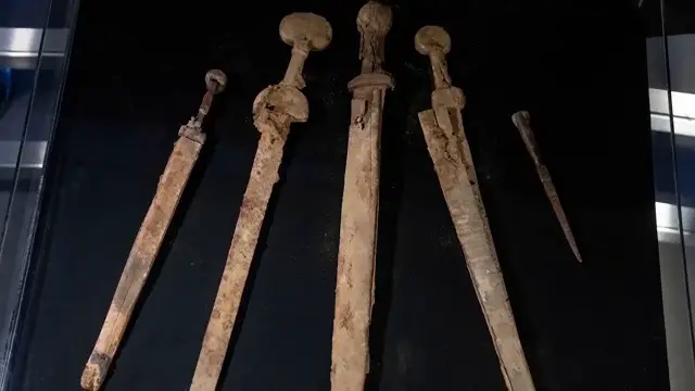 Présentation de quatre épées romaines et d'une pointe de javelot découvertes dans une crevasse près de la mer Morte.